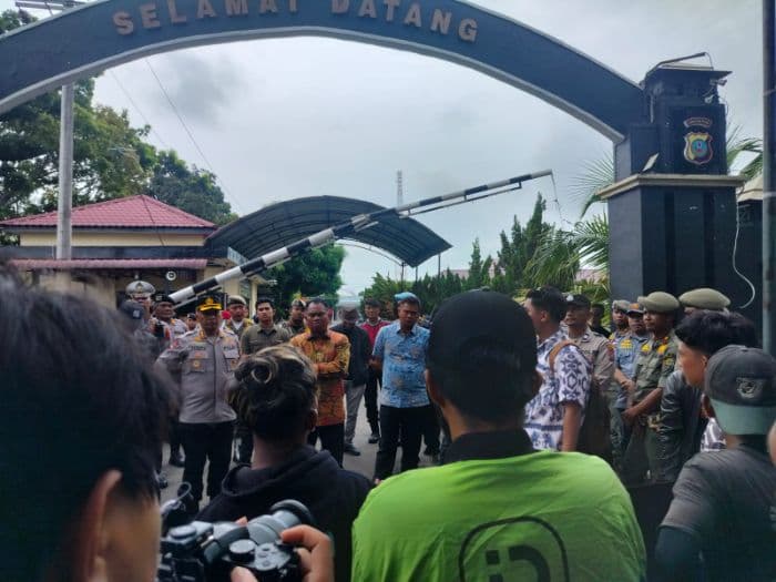 aksi_damai_di_sergai_bupati_darma_wijaya_terima_aspirasi_mahasiswa_dan_masyarakat