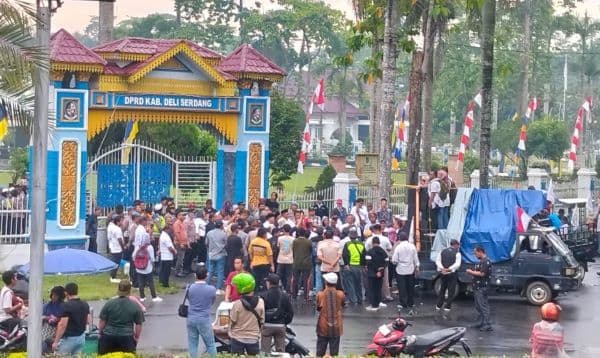 ampk_gelar_aksi_di_dprd_deli_serdang_sampaikan_sejumlah_tuntutan