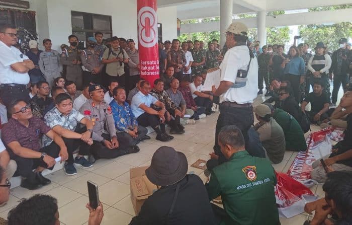 awas_unjuk_rasa_tuntut_transparansi_dprd_toba_dan_soroti_galian_c_ilegal