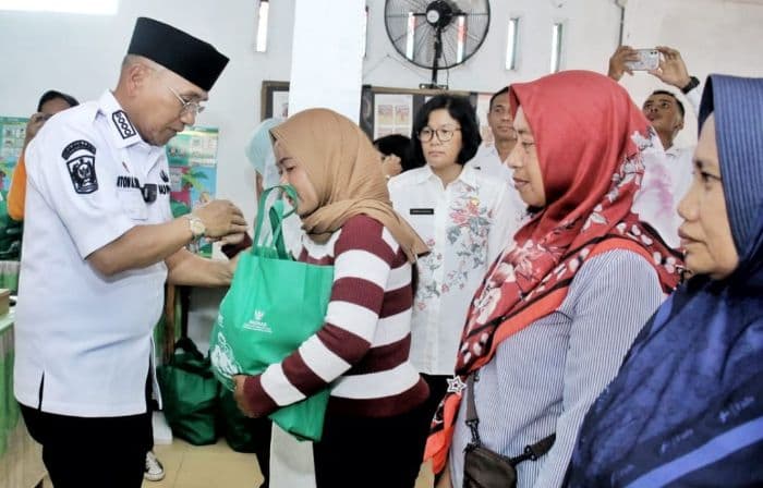 bupati_serahkan_bantuan_ke_warga_simalungun_yang_terdampak_puting_beliung