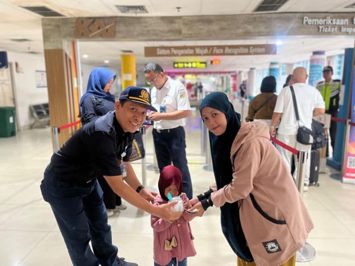 hari_pelanggan_nasional_kai_sumut_apresiasi_penumpang_ka_sribilah_utama