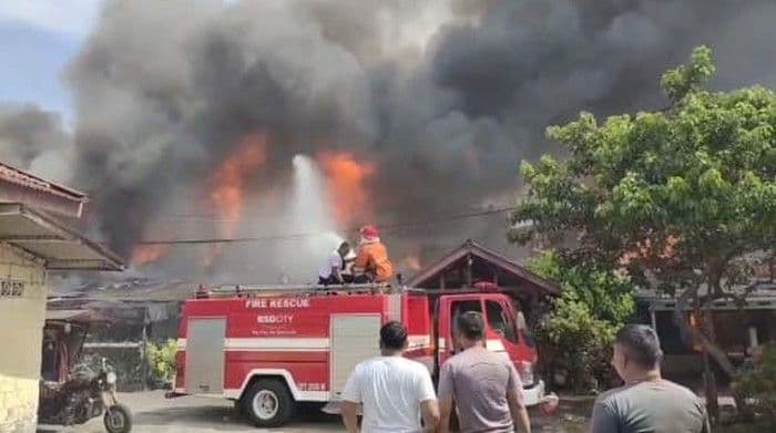 kebakaran_asrama_polsek_serpong_hanguskan_20_rumah_dinas_semua_penghuni_selamat