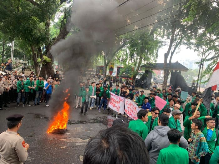 mahasiswa_uinsu_demo_di_dprd_sumut_tuntut_reformasi_dprpolri_dan_perhatian_guru_honor