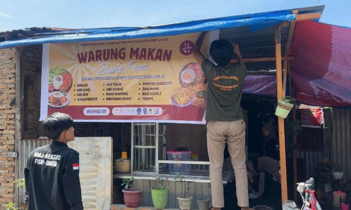 mahasiswa_umsu_bantu_ibu_tunggal_penjual_gorengan_di_medan_lewat_program_kencleng_baper