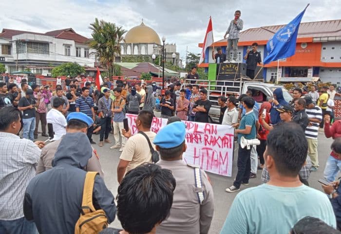 massa_aksi_tabur_bunga_dan_soroti_kasus_skck_wakil_ketua_dprd_tapteng