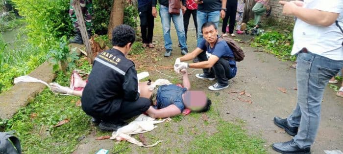pria_berbadan_tegap_ditemukan_tewas_di_parit_jalan_karya_medan