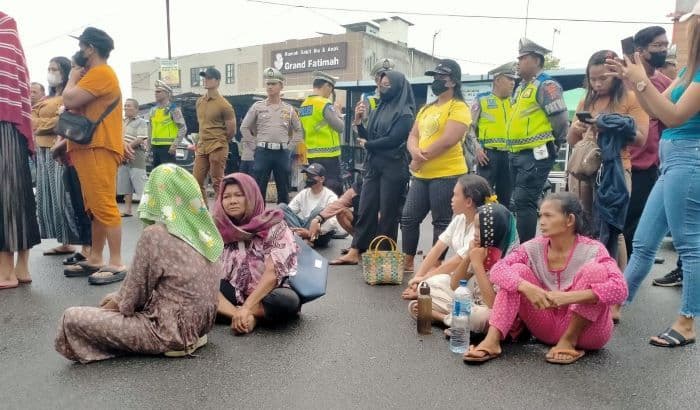 puluhan_warga_langkat_geruduk_mako_polres_binjai_untuk_menuntut_keadilan_