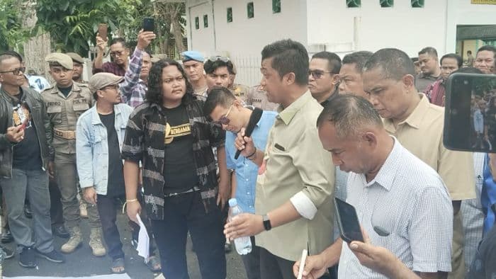 ratusan_mahasiswa_dan_pemuda_demo_gedung_dprd_serdang_bedagai