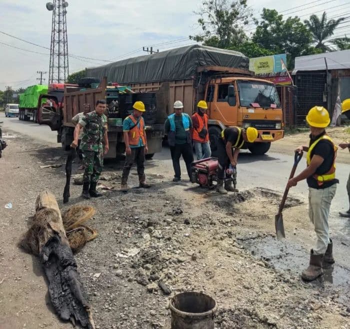 setelah_viral_lubang_menganga_di_depan_sekolah_al_amin_kampung_pajak_labura_diperbaiki