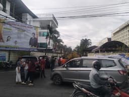 ditutup_dosenpegawai_dan_mahasiswa_universitas_darma_agung_tak_bisa_masuk_kampus_sendiri