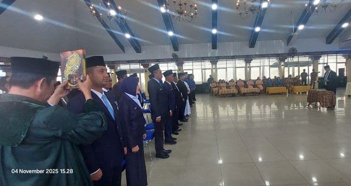 bupati_vikner_sinaga_rotasi_16_pejabat_eselon_ii_dan_lantik_10_pns_banyak_jabatan_masih_kosong