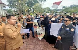 digusur_karena_proyek_pelebaran_jalan_pkl_asahan_geruduk_kantor_bupati_tuntut_solusi