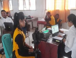 disdukcapil_toba_lakukan_perekaman_ktp_elektronik_di_20_sma_dan_smk