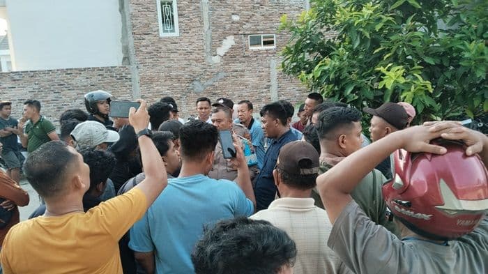 heboh_warga_asahan_geruduk_rumah_pria_diduga_tipu_lowongan_kerja_proyek_tol