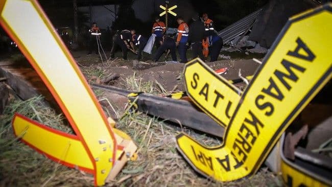 ka_bangunkarta_tabrak_mobil_dan_motor_di_sleman_3_tewas_dan_4_luka