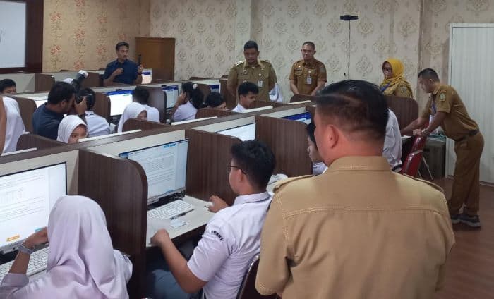 ratusan_ribu_siswa_ikuti_tka_gubernur_sumut_apresiasi_pelaksanaan_berjalan_lancar_