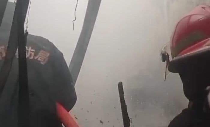 rumah_hakim_pemimpin_sidang_kasus_ott_proyek_jalan_di_sumut_terbakar