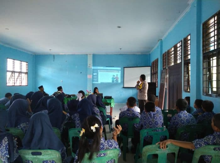 cegah_bullying_polisi_beri_penyuluhan_ke_siswa_smp_di_sibolga