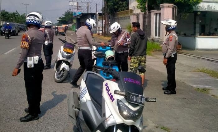 ditlantas_polda_sumut_gelar_razia_dan_tertibkan_pool_bus_di_jalan_sm_raja_medan