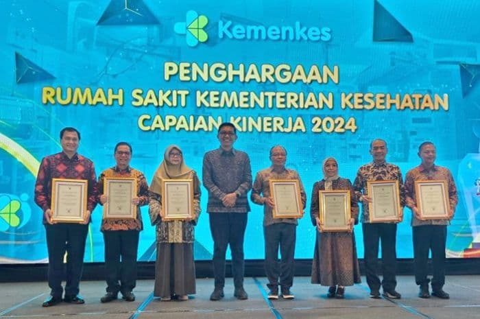 kemenkes_ri_beri_4_penghargaan_capaian_kinerja_rsup_h_adam_malik_2024