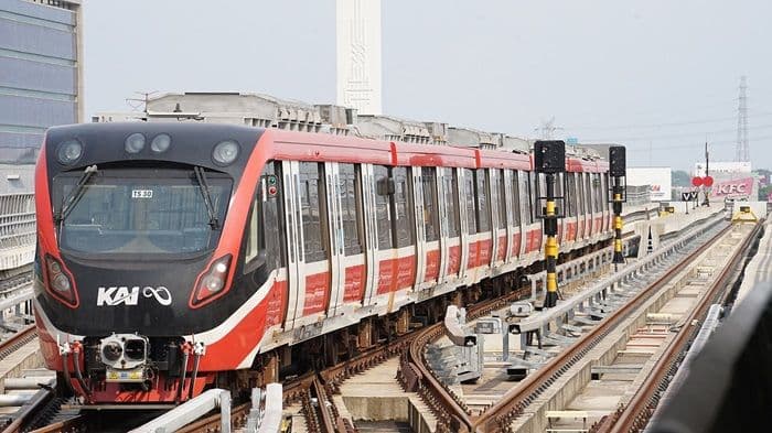 banjir_melanda_jakarta_dan_bekasi_lrt_jabodebek_tetap_beroperasi_normal