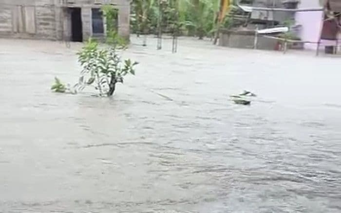 hujan_deras_disertai_angin_kencang_nias_utara_terendam_banjir
