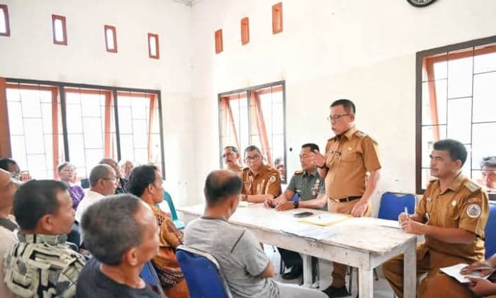 kunjungi_desa_muara_bolak_bupati_masinton_perintahkan_kades_dan_aparaturnya_rangkul_warga