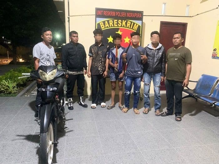 nyaris_diamuk_massa_polisi_amankan_4_remaja_bawa_sajam_di_batu_bara