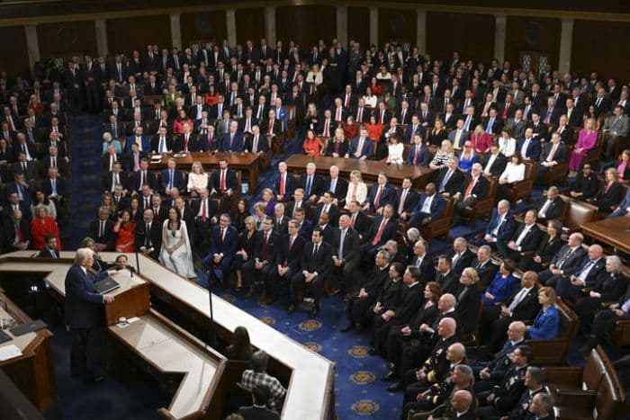 polemik_pidato_trump_di_kongres_as_anggota_dpr_dari_partai_demokrat_diusir
