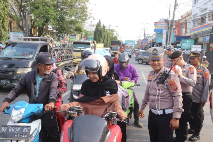 polres_langkat_bagikan_takjil_untuk_pengguna_jalan