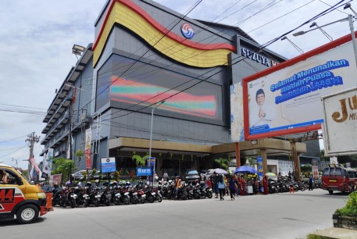 ini_alasan_pengunjung_suzuya_merdeka_mall_siantar_parkir_di_luar_gedung