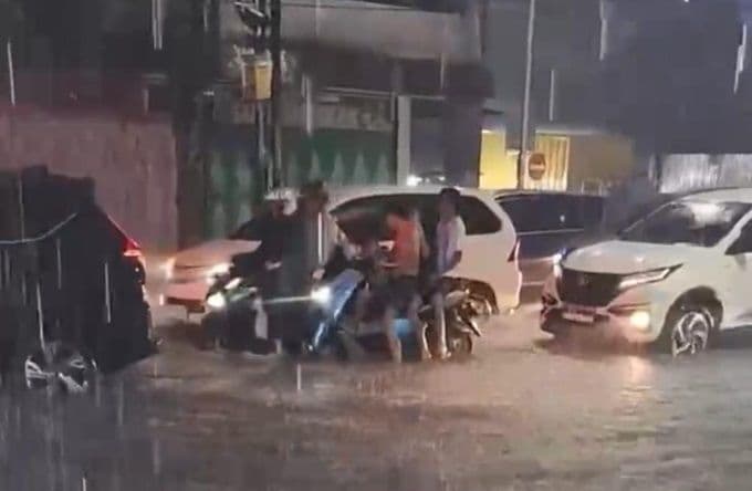 hujan_deras_ruas_jalan_terendam_bpbd_siantar_melakukan_penyedotan_air