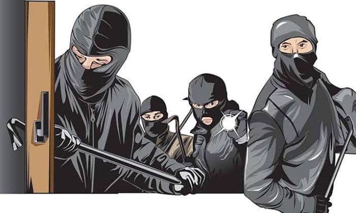 pekerja_gudang_barang_bekas_ajak_tiga_teman_mencuri_di_tempat_kerjanya