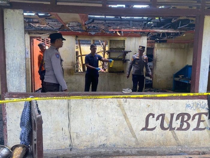 polisi_ungkap_kronologis_usai_olah_tkp_kebakaran_rumah_makan_di_sorkam