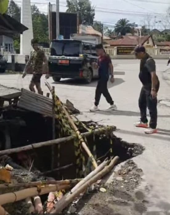 siap_meninjau_bupati_taput_janji_perbaiki_jembatan_rusak_di_siborongborong_
