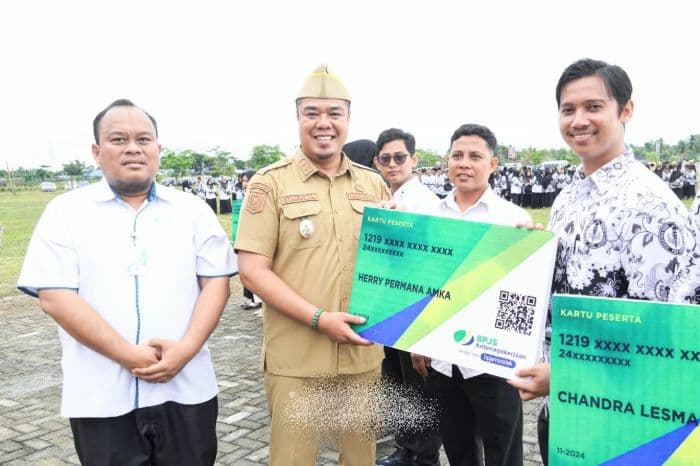 2805_guru_non_asn_di_batu_bara_terima_bpjs_ketenagakerjaan