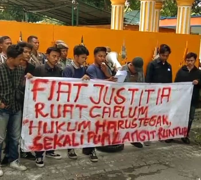 mahasiswa_desak_bupati_langkat_copot_kadis_pmd_karena_pungli