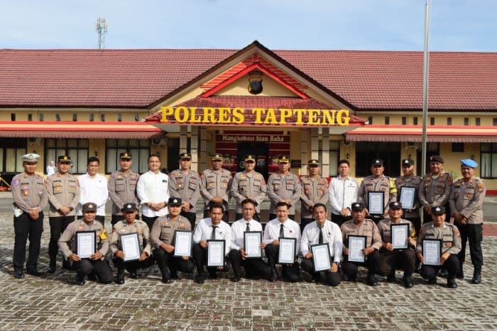 ini_pesan_kapolres_tapteng_pada_12_personel_yang_berprestasi
