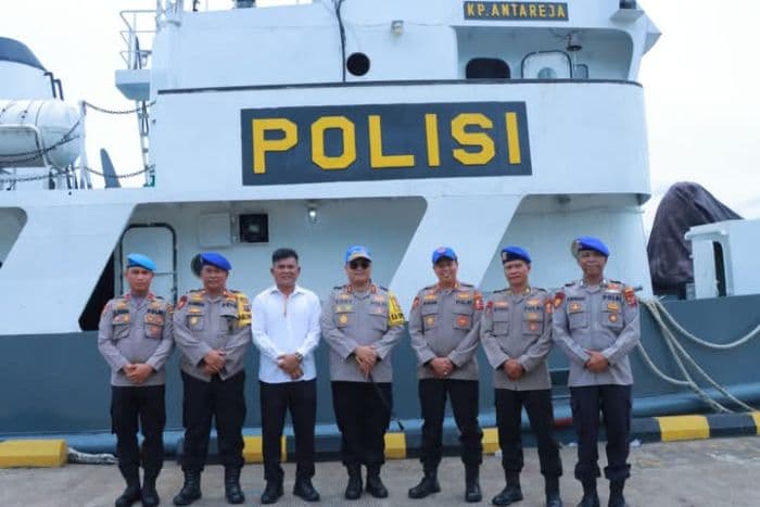 kapal_antareza_7007_milik_baharkam_polri_sandar_di_tapteng