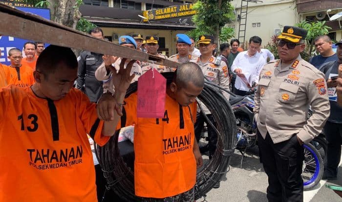 pencuri_kabel_dan_pintu_disuruh_angkat_barang_curian_di_bawah_terik_matahari