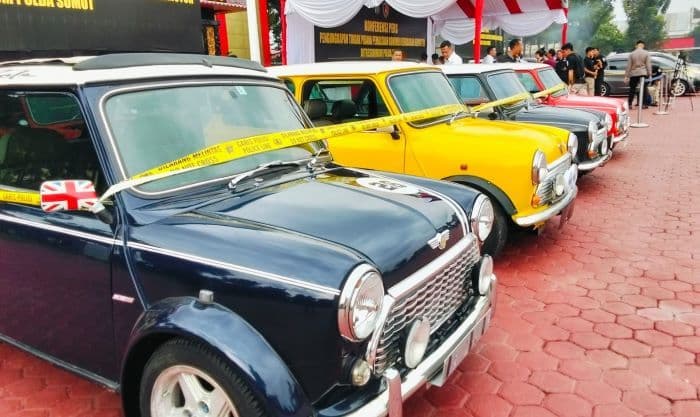 polda_sumut_sita_25_mobil_termasuk_mini_cooper_antik_dari_sindikat_pemalsuan_dokumen_kendaraan