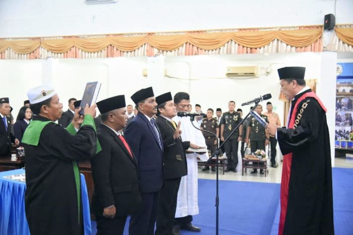 tiga_pimpinan_dprd_tapteng_periode_20252030_dilantik