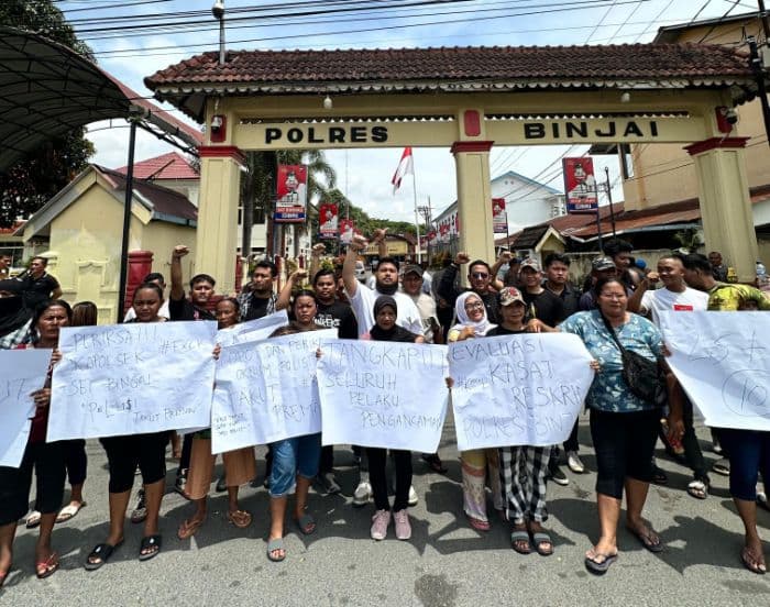 warga_demo_polres_binjai_minta_pelaku_pengancaman_pakai_senjata_api_ditangkap