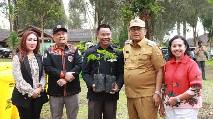 bupati_dairi_tanggapi_aspirasi_warga_tentang_izin_pt_dpm