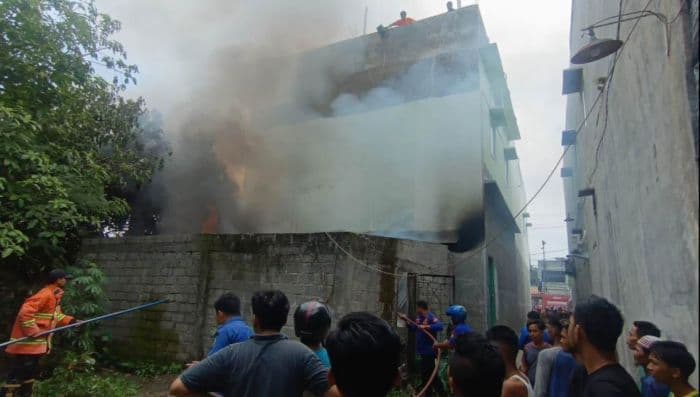kebakaran_gudang_barang_bekas_di_langkat_diduga_akibat_api_sampah
