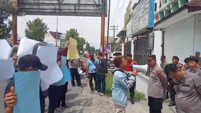 mahasiswa_desak_kejari_tebing_tinggi_usut_dugaan_korupsi_di_dinas_perdagangan