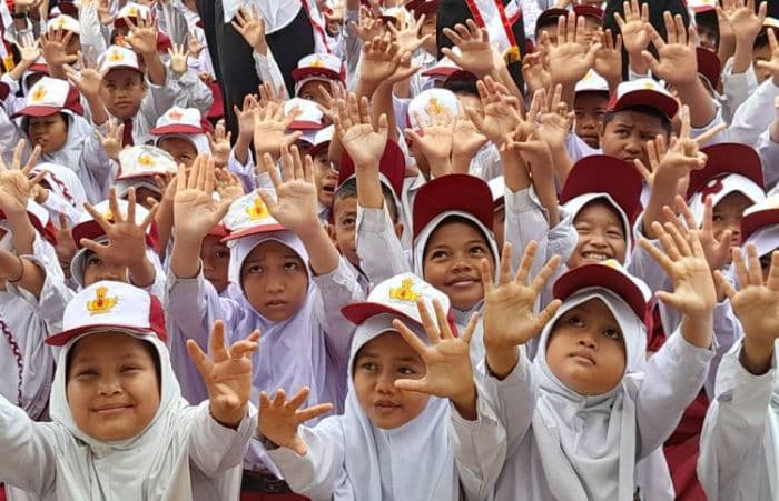 mk_wajibkan_sekolah_dasar_gratis_pemerintah_tahun_2025_berat