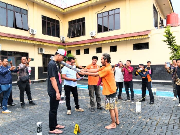 rekonstruksi_adik_bunuh_abang_kandung_digelar_di_polres_batu_bara