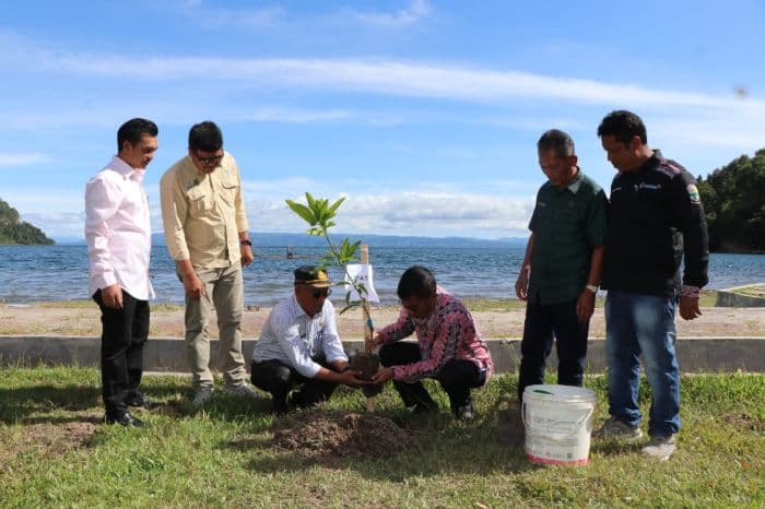 sambut_hari_lingkungan_hidup_enam_geosite_di_toba_dibersihkan