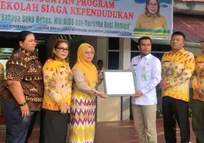 sman_1_kualuhselatan_raih_penghargaan_sekolah_siaga_kependudukan_paripurna_2024